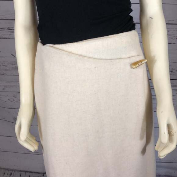 LA BOUTIQUE Wool Wrap cream Skirt with Horn button closing size 6 - Picture 4 of 12